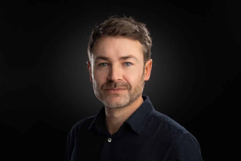 Portrait professionnel de Pierre Lanau, créateur de sites web et formateur dans le numérique.